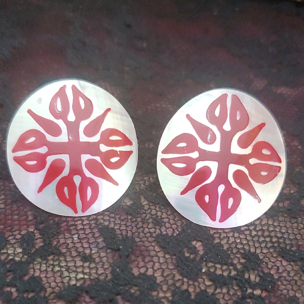 Red and White Round Hand Painted Mother Of Pearl Earrings D